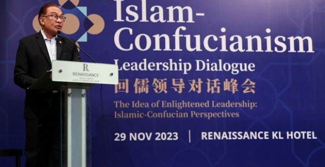 Anwar berucap merasmikan Dialog Kepimpinan Islam-Confucianism 2023 di sebuah hotel, hari ini.-Gambar BERNAMA