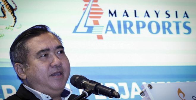 Loke menyampaikan ucapan pada Majlis Pemeteraian Perjanjian Operasi dan Perjanjian Pajakan Tanah antara Kerajaan Malaysia dengan Malaysia Airports, hari ini. - Gambar BERNAMA