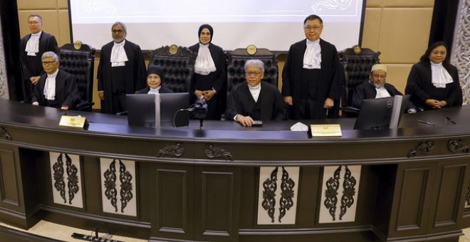 Tengku Maimun (duduk, dua kiri) bergambar bersama hakim-hakim pada majlis mengangkat sumpah jawatan serta taat setia Hakim Mahkamah Persekutuan dan Hakim Mahkamah Tinggi di Istana Kehakiman hari ini. - Gambar BERNAMA