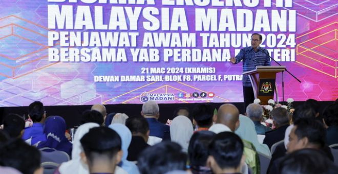 Anwar berucap pada Program Bicara Eksekutif Malaysia MADANI Penjawat Awam Tahun 2024 di sini, hari ini.-Gambar BERNAMA