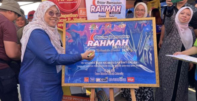 Fuziah menandatangani kain rentang sebagai gimik pelancaran Bazar Ramadan Rahmah Madani 2024 di Metrocity, hari ini.