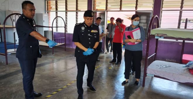Ketua Polis Daerah Lahad Datu, Asisten Komisioner Polis, Dr Rohan Shah Ahmad menjalankan pemeriksaan di lokasi penuan mayat pelajar di bilik asrama sebuah kolej di Lahad Datu semalam.