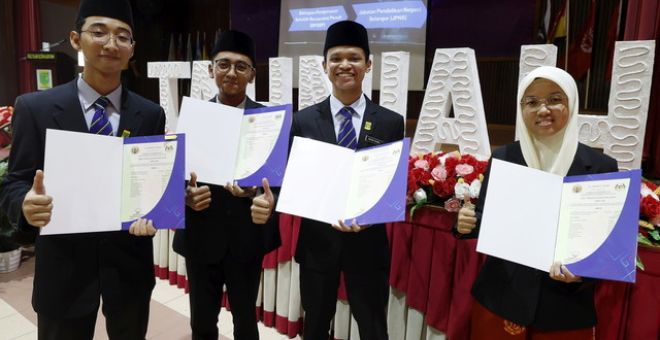 Para pelajar Kolej Islam Sultan Alam Shah (dari kiri) Azizan Zaim Abdullah Bakti, 19, Ahmad Danish Amzar Ahmad Firdaus, 19, Muhammad Fadiel Jafferidin, 19, dan Nur Ameerah Syuhada Mohd Nizam, 19, menunjukkan STAM dengan keputusan cemerlang Mumtaz pada Majlis Temu Mesra Bersama Calon-Calon Peperiksaan STAM Tahun 2023 hari ini. - Gambar BERNAMA