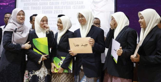 Fadhlina (kiri) menyantuni para pelajar selepas menyampaikan keputusan STAM pada Majlis Temu Mesra Bersama Calon-Calon Peperiksaan STAM Tahun 2023 di Kolej Islam Sultan Alam Shah, hari ini. - Gambar BERNAMA