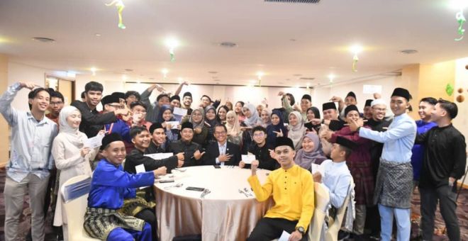 Mustapha bergambar kenangan bersama pelajar-pelajar dari Sabah dalam Majlis Ramah Mesra dan Berbuka Puasa bersama Mahasiswa Sabah 2024 di Putrajaya malam tadi. 