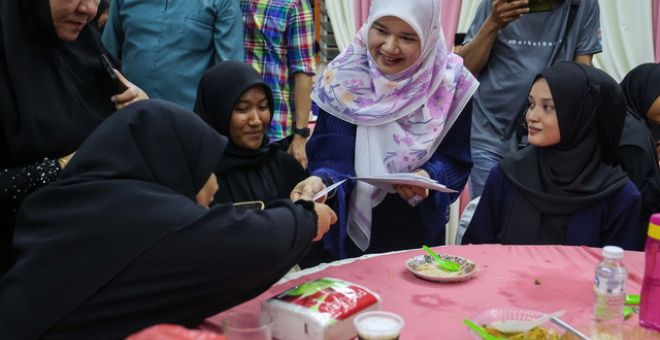 Fadhlina menyampaikan sumbangan kepada pelajar terpilih pada Majlis Jaulah Ramadan KPM 2024 Pulau Pinang di SMK Sungai Acheh hari ini. - Gambar BERNAMA