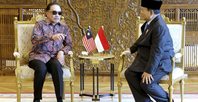 Anwar (kiri) menerima kunjungan Prabowo yang sedang dalam rangka lawatan khas selama sehari ke Malaysia.-Gambar BERNAMA