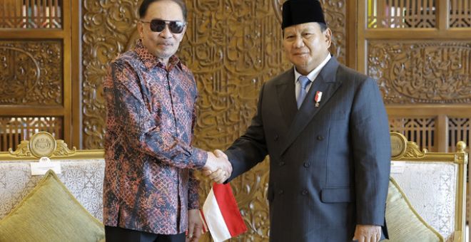 Anwar (dua, kiri) menerima kunjungan Prabowo yang sedang dalam rangka lawatan khas selama sehari ke Malaysia.-Gambar BERNAMA