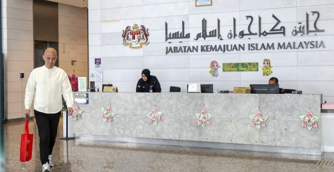 Ng hari ini tampil memberi keterangan kepada JAKIM berhubung isu logo kasut keluaran syarikat itu yang didakwa mirip kalimah Allah, tertera pada tapak kasut berkenaan. - Gambar BERNAMA