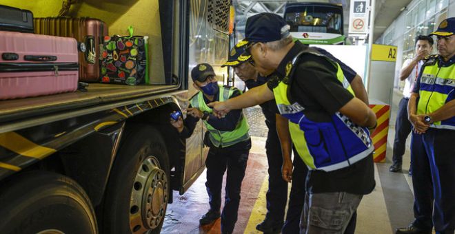 Seorang anggota JPJ menunjukkan bacaan ketebalan bunga tayar sebuah bas kepada Lokman ketika Ops Khas Sempena Perayaan Aidilfitri 2024 yang dijalankan di Terminal Bersepadu Selatan, semalam. - Gambar BERNAMA