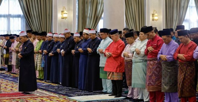 Sultan Ibrahim berkenan menunaikan solat sunat Aidilfitri di Surau Utama di Istana Negara hari ini. Turut hadir Anwar dan menteri-menteri Kabinet. - Gambar BERNAMA