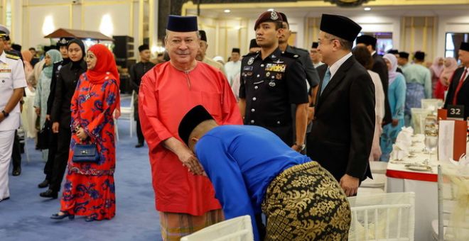 Sultan Ibrahim berkenan berangkat ke Majlis Ramah Mesra Hari Raya Aidilfitri bersama Perdana Menteri serta anggota jemaah Menteri, Timbalan-Timbalan Menteri dan tetamu kenamaan di Istana Negara hari ini. Turut berangkat Raja Zarith Sofiah. - Gambar BERNAMA