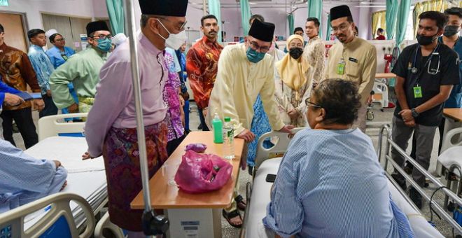 Anwar (tengah) ketika menziarahi pesakit sempena Hari Raya Aidilfitri di HKL hari ini. Turut hadir, Dr Dzulkefly. - Gambar BERNAMA