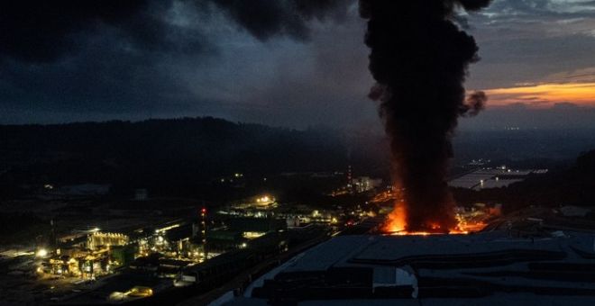 Asap tebal menyelubungi ruang udara sekitar kawasan Sendayan berikutan tempat simpanan sisa bahan kimia berjadual di Cenviro Sdn Bhd (Pusat Kualiti Alam) di Ladang Tanah Merah A3 Division Bukit Pelanduk, Port Dickson dilaporkan terbakar petang semalam. - Gambar BERNAMA