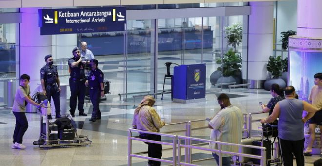 Polis Diraja Malaysia mengetatkan lagi kawalan keselamatan di Lapangan Terbang Antarabangsa Kuala Lumpur (KLIA) berikutan kes tembakan di Balai Ketibaan Lapangan Terbang Antarabangsa Kuala Lumpur Terminal I awal pagi tadi.-Gambar BERNAMA