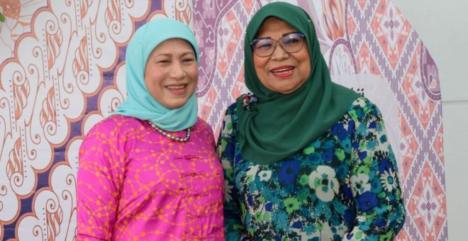 Nancy (kiri) merakam gambar bersama Rohani. Gambar Roystein Emmor 