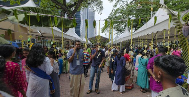  Suasana masyarakat India yang hadir pada Sambutan Tahun Baharu Tamil di Little India Brickfields semalam. -Gambar BERNAMA