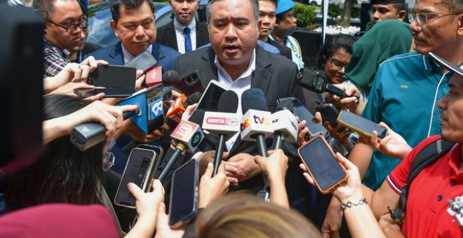 Loke menjawab pertanyaan media selepas majlis pelancaran pemasangan Stesen Pengecas Evlution di Menara RHB hari ini. - Gambar BERNAMA