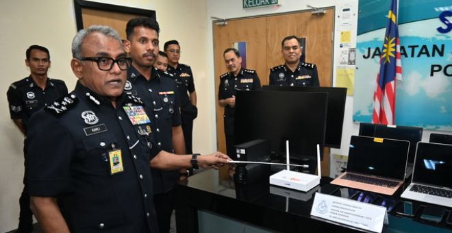 Ramli menunjukkan barang rampasan ketika sidang media situasi jenayah komersial di Kuala Lumpur hari ini.-Gambar BERNAMA