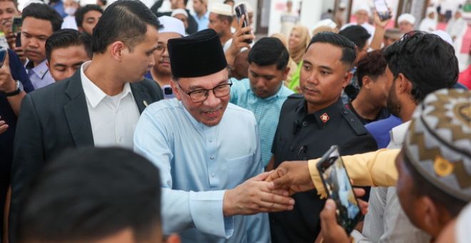 Anwar bersalaman dengan jemaah yang hadir sebelum menunaikan solat Jumaat bersama rakyat di Masjid Bandar Teknologi Kajang hari ini. -Gambar BERNAMA