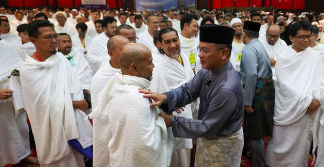 Mohd Na'im beramah mesra dengan jemaah haji ketika hadir merasmikan Kursus Perdana Haji peringkat Wilayah Persekutuan anjuran Tabung Haji (TH) di Masjid Wilayah Persekutuan malam tadi.-Gambar BERNAMA