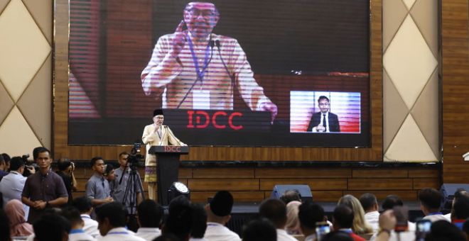 Anwar menyampaikan amanat pada Konvensyen 25 Tahun PKR di Pusat Konvensyen Ideal (IDCC), hari ini.-Gambar BERNAMA