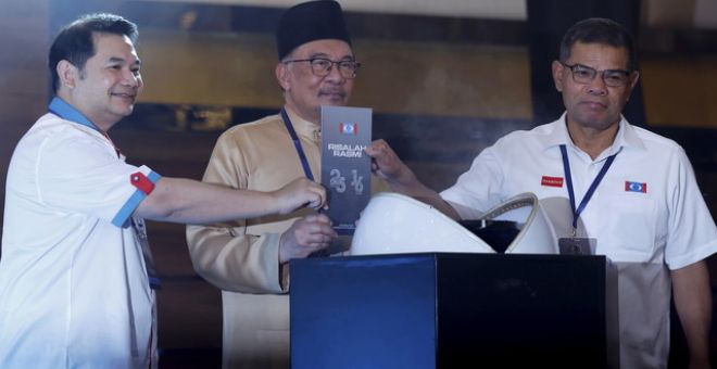 Anwar ketika hadir pada pelancaran Kerangka Kerja Keadilan Menang Siri PRU16 (KEMAS16) dan Pemerkasaan Organisasi Parti 25 tahun (POP25) sempena Konvensyen 25 Tahun PKR di Pusat Konvensyen Ideal (IDCC), hari ini. Turut hadir Timbalan Presiden PKR, Rafizi Ramli dan Setiausaha Agung PKR Datuk Seri Saifuddin Nasution Ismail.-Gambar BERNAMA