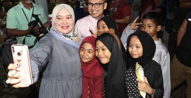 Fahmi beramah mesra ketika menghadiri Rumah Terbuka Hari Raya Aidilfitri Lembah Pantai 2024 di IWK Eco Park@ Pantai Dalam malam tadi. -Gambar BERNAMA