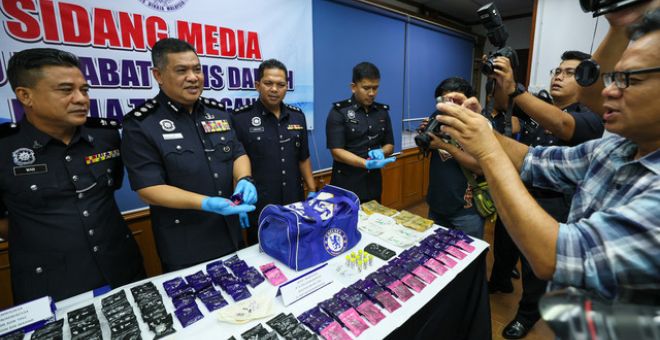 Azli (tengah) menunjukkan dadah jenis pil kuda dan heroin bernilai RM384,000 pada sidang media di Ibu Pejabat Daerah Kuala Terengganu, hari ini.-Gambar BERNAMA