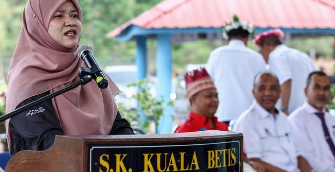 Fadhlina Sidek berucap ketika hadir pada Majlis Peluncuran Bahan Enhancing Reading Through Digital Text di bawah Program Literasi untuk Murid Orang Asli dan Peribumi di Sekolah Kebangsaan Kuala Betis, hari ini.-Gambar BERNAMA