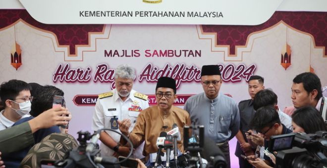 Khaled (tengah) ketika sidang media pada Majlis Sambutan Hari Raya Aidilfitri Peringkat Kementerian Pertahanan di Kem Kementah hari ini.-Gambar BERNAMA