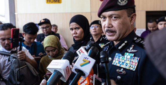 Mohd Yusri menjawab pertanyaan media mengenai insiden dua helikopter bertembung dan terhempas di Pangkalan Tentera Laut Diraja Malaysia (TLDM), hari ini.-Gambar BERNAMA