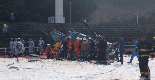 Bangkai pesawat selepas terbabit dalam insiden dua helikopter bertembung dan terhempas di Pangkalan Tentera Laut Diraja Malaysia (TLDM), hari ini.-Gambar BERNAMA