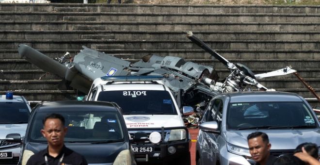 Bangkai pesawat helikopter yang terhempas dalam satu insiden di Pangkalan Tentera Laut Diraja Malaysia hari ini.-Gambar BERNAMA