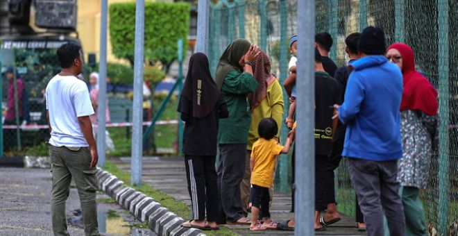 Suasana hiba melibatkan ahli keluarga mangsa di perkarangan Unit Perubatan Forensik Hospital Raja Permaisuri Bainun, dalam satu insiden helikopter terhempas di Pangkalan Tentera Laut Diraja Malaysia (TLDM) Lumut hari ini.-Gambar BERNAMA