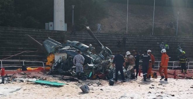 Para petugas di lokasi dua helikopter TLDM terhempas. -Gambar bomba