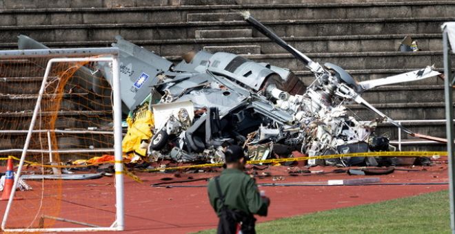 Bangkai pesawat helikopter yang terhempas dalam satu insiden di Pangkalan Tentera Laut Diraja Malaysia semalam.-Gambar BERNAMA