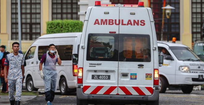 Ambulans tiba di Unit Perubatan Forensik Hospital Raja Permaisuri Bainun, yang membawa mangsa nahas dalam insiden helikopter terhempas di Pangkalan Tentera Laut Diraja Malaysia (TLDM) Lumut semalam.-Gambar BERNAMA