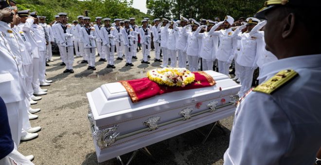 Pegawai dan Anggota TLDM hadir memberi penghormatan terakhir kepada mendiang Lt T. Sivasutan, pada majlis penghormatan terakhir di Pusat Krematorium Manjung Hindu Sabha Sanathana Dharma Ashram, Kampung Serdang Sitiawan hari ini.-Gambar BERNAMA