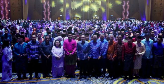 Anwar (tengah) bersama ahli Persatuan Perkhidmatan Tadbir dan Diplomatik (PPTD) pada Sesi Townhall Lebaran Aidilfitri PPTD bersama Perdana Menteri di Pusat Konvensyen Antarabangsa Putrajaya (PICC) hari ini.-Gambar BERNAMA