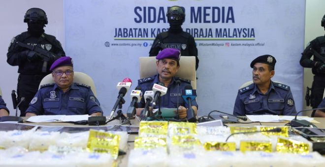 Sazali ketika sidang media di Cawangan Narkotik Ibu Pejabat Jabatan Kastam Diraja Malaysia (JKDM) di Kampung Jijan hari ini.-Gambar BERNAMA
