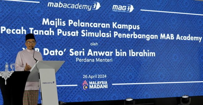 Anwar menyampaikan ucapan pada Majlis Pelancaran Kampus dan Pecah Tanah Pusat Simulasi Penerbangan Akademi Malaysia Airline Berhad (MAB) di Lapangan Terbang Antarabangsa Kuala Lumpur (KLIA) hari ini.-Gambar BERNAMA
