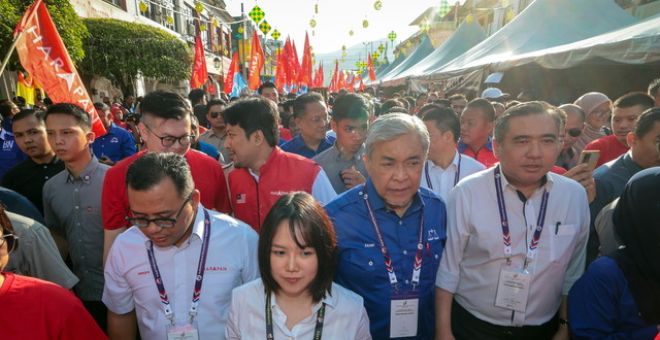 Calon Kerajaan Perpaduan PRK DUN Kuala Kubu Baharu Pang Sock Tao (tengah) hadir bersama para penyokong ke Pusat Penamaan Calon yang bertempat di Dewan Serbaguna dan Kompleks Sukan Daerah Hulu Selangor pagi ini. Beliau diiringi Ahmad Zahid, Setiausaha Agung DAP Anthony Loke dan Pengerusi Pakatan Harapan Selangor Datuk Seri Amirudin Shari.-Gambar BERNAMA