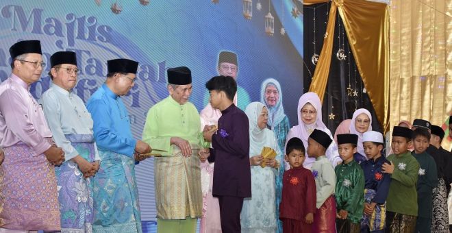 Tun Wan Junaidi (empat kiri) menyampaikan sumbangan kepada anak-anak asnaf di Daerah Sebuyau. Turut disaksikan, Abang Johari (dua kiri), Julaihi (tiga kiri) dan Setiausaha Kerajaan Negeri Datuk Amar Mohamad Abu Bakar Marzuki (kiri). - Gambar Penerangan