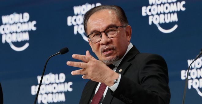 Anwar menyampaikan ucapan pada pembukaan plenari bertemakan ‘Visi Baharu Pembangunan Global’ bersama pemimpin negara lain di Mesyuarat Khas WEF hari ini. - Gambar BERNAMA