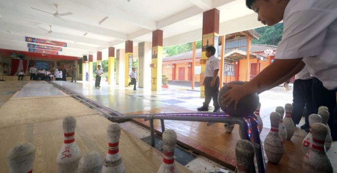 Ustaz Wan sanggup mengeluarkan modal membina lorong boling yang diperbuat daripada papan lapis bersaiz tebal, paip PVC dan simen. - Gambar BERNAMA