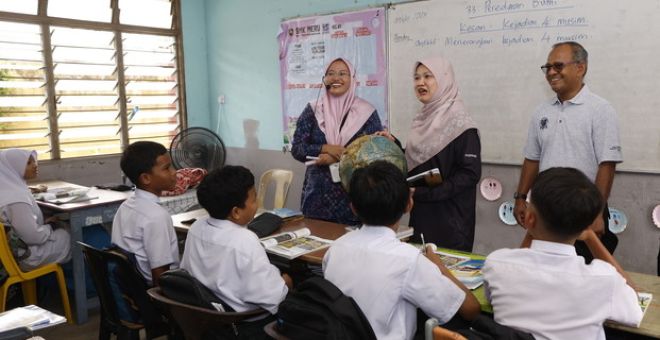 Fadhlina (tengah) melawat persekitaran bilik darjah pada Program TSP Siri 1 Tahun 2024 Berhubung Sekolah Padat dan Akses Pendidikan Daerah klang di SMK Meru, hari ini. - Gambar BERNAMA