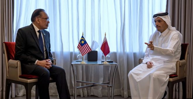 Anwar mengadakan mesyuarat dua hala bersama Perdana Menteri Qatar, Sheikh Mohammed Abdulrahman Al-Thani (kanan) di luar Mesyuarat Khas WEF semalam. - Gambar BERNAMA