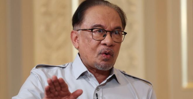 Anwar menjawab soalan dalam 'Program Soal Jawab Perdana Menteri' di Seri Perdana hari ini.-Gambar BERNAMA