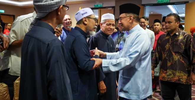 Anwar menyantuni orang ramai pada Majlis Perjumpaan Perdana Menteri Bersama Pemimpin Masyarakat Cherok Tok Kun hari ini. - Gambar BERNAMA
